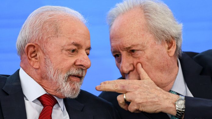 Lula com ministro O presidente Luiz Inácio Lula da Silva e o ministro da Justiça, Ricardo Lewandowski, participam do evento Transformação Digital: um governo para cada pessoa, no Palácio do Planalto. Foto: Marcelo Camargo/Agência Brasil rastrear bitcoin e criptomoedas