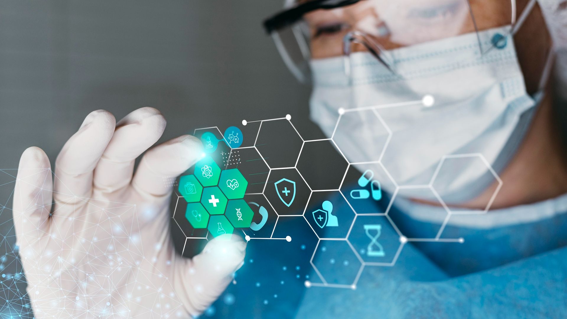 Médico observando holograma digital diversificação investimentos