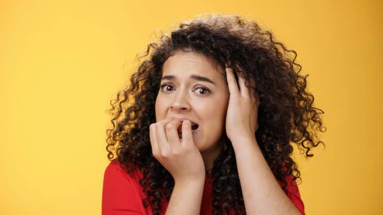 Mulher com medo ao olhar Nui Social pirâmide de criptomoedas Bitnest