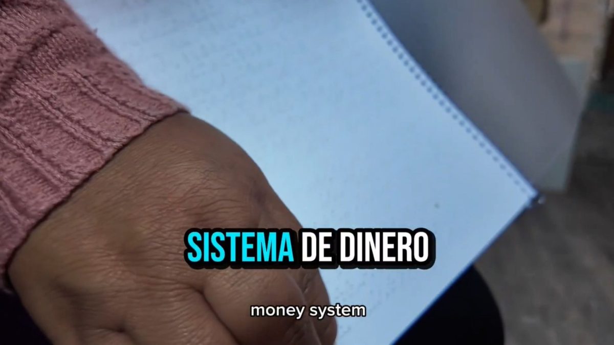 Pessoa lê whitepaper do bitcoin em braile na Bolívia