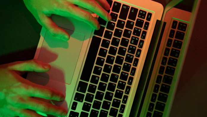 Pessoa trabalhando em computador vírus malware Sorvepotel criptomoedas WhatsApp