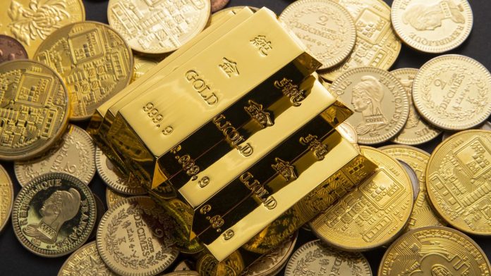 Pilha de ouro sobre outras moedas, como bitcoin