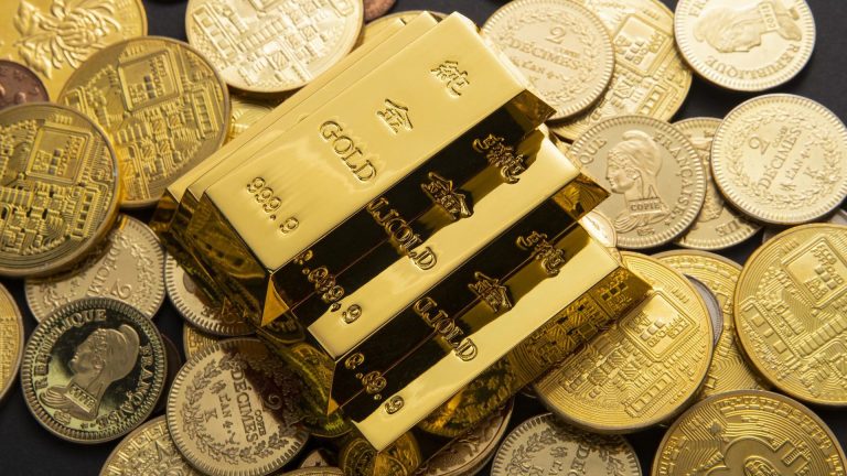 Pilha de ouro sobre outras moedas, como bitcoin