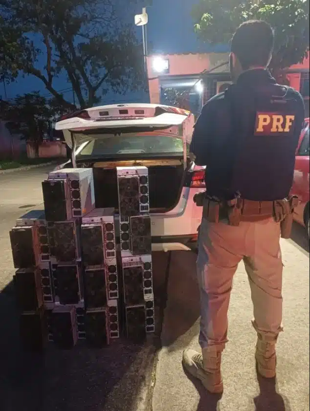 Máquinas de mineração de Bitcoin apreendidas pela Polícia Rodoviária Federal no RJ na última sexta-feira (17). Fonte: PRF/Reprodução.