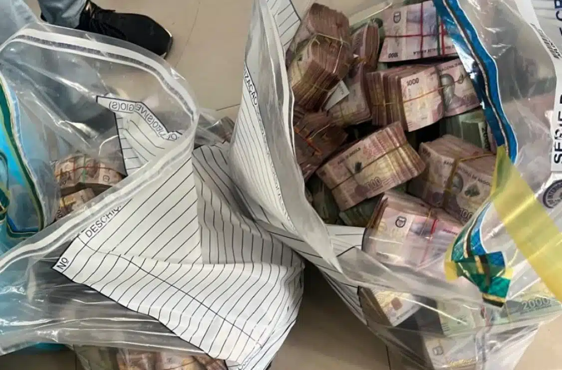 Maços de dinheiro em espécie apreendidos pela operação da Interpol na África. Fonte: Interpol/Reprodução.