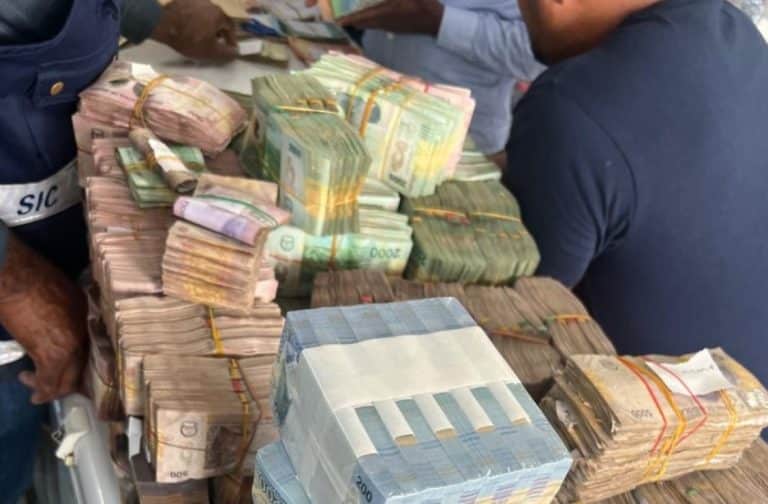 Dinheiro apreendido pela Interpol em operação na África.
