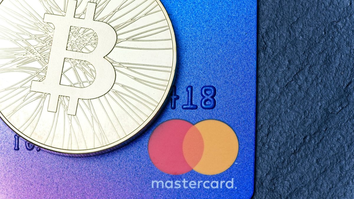Criptomoeda sobre cartão da Mastercard.