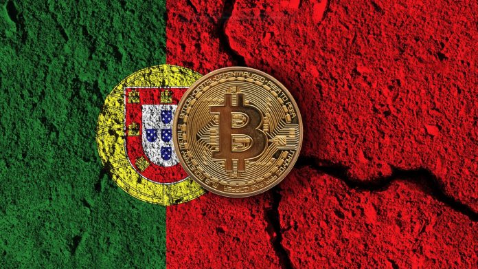 Moeda de Bitcoin e bandeira de Portugal.
