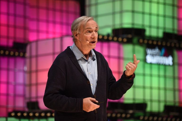 Ouro rompe os US$ 4.000 e Ray Dalio diz que momento “é muito parecido com o início dos anos 70”