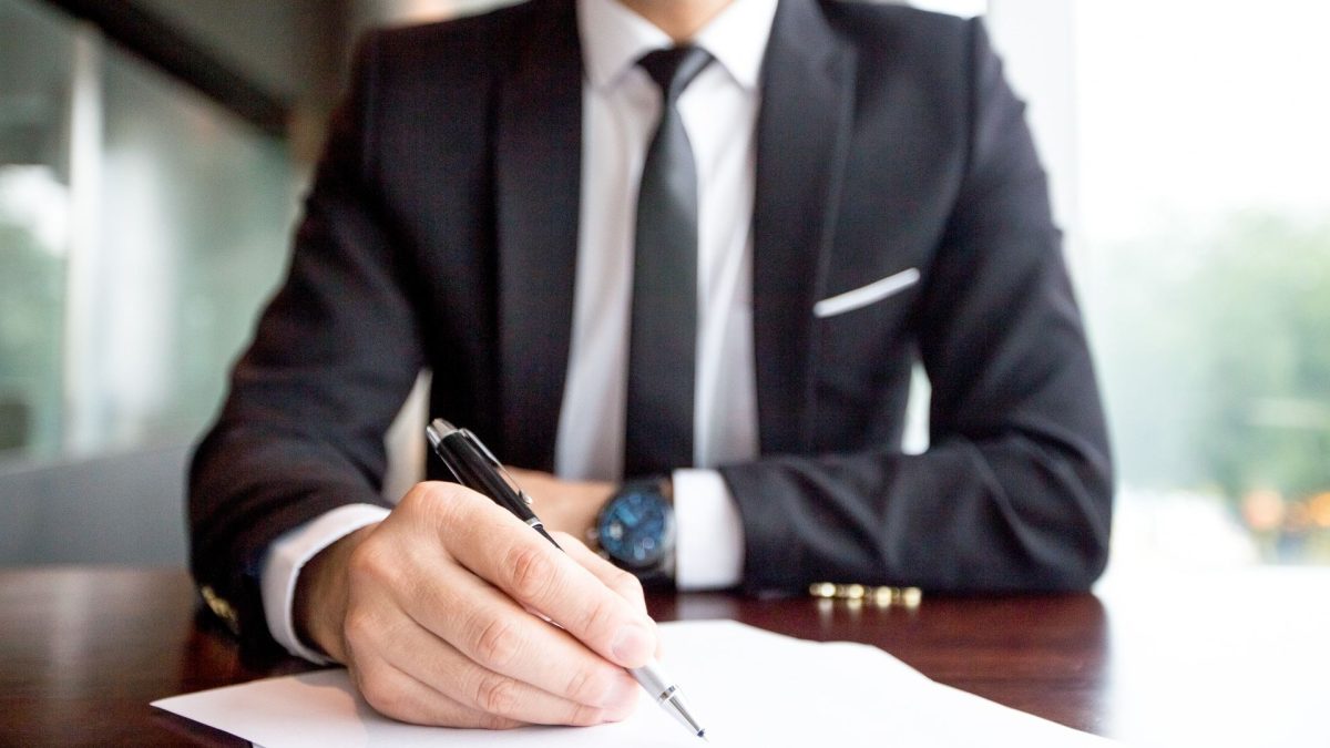 Advogado assinando
