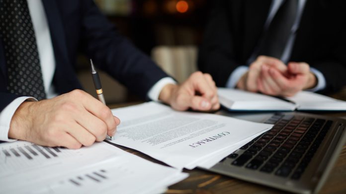 Advogado em análise de leis regras corretoras brasileiras