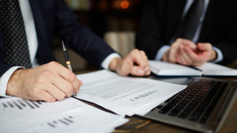 Advogado em análise de leis regras corretoras brasileiras