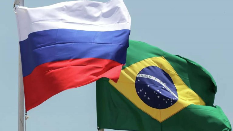 Bandeira da Rússia ao lado da do Brasil