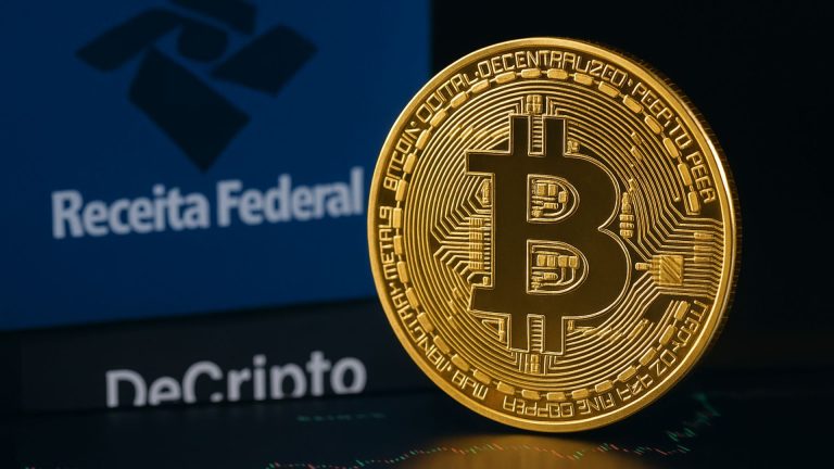 Bitcoin com imagem da Receita Federal e Decripto ao lado