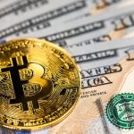 Bitcoin com notas de dólares EUA imposto