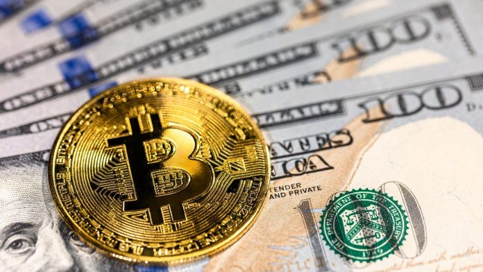 Bitcoin com notas de dólares EUA imposto