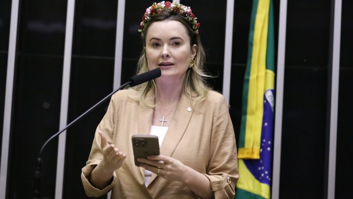 Deputada Julia Zanatta fala em não punir o passado e construir um futuro sem barreira e com pontes em bitcoin e criptomoedas no Brasil