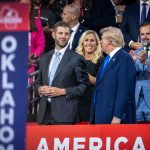 Eric Trump ao lado do seu pai, presidente Donald bitcoin