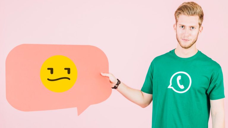 Homem segurando placa com emoji desconfiado grupo falso WhatsApp Binance