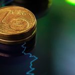 Moeda de 1 dólar com gráfico ao fundo stablecoins regula