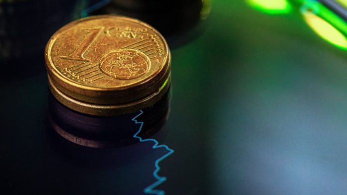 Moeda de 1 dólar com gráfico ao fundo stablecoins regula