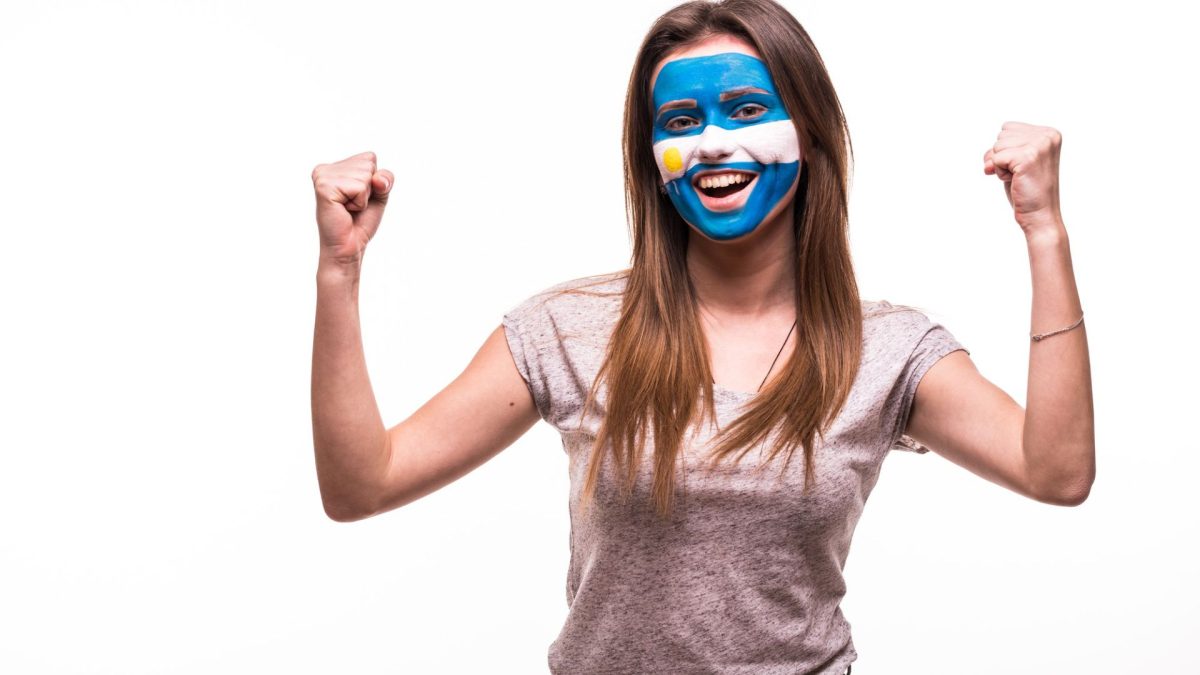 Mulher com bandeira da Argentina em destaque e expressão de felicidade e comemoração bitcoin mineração