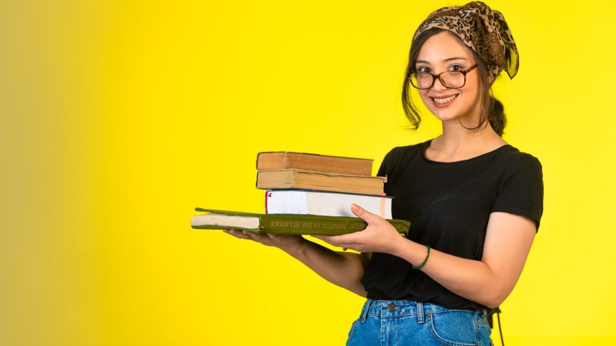 Mulher estudando binance research