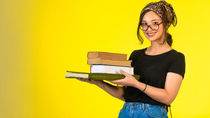 Mulher estudando binance research