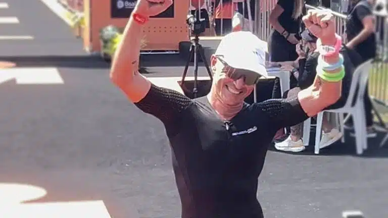 Pedro Cerize comemorando após corrida bitcoin queda