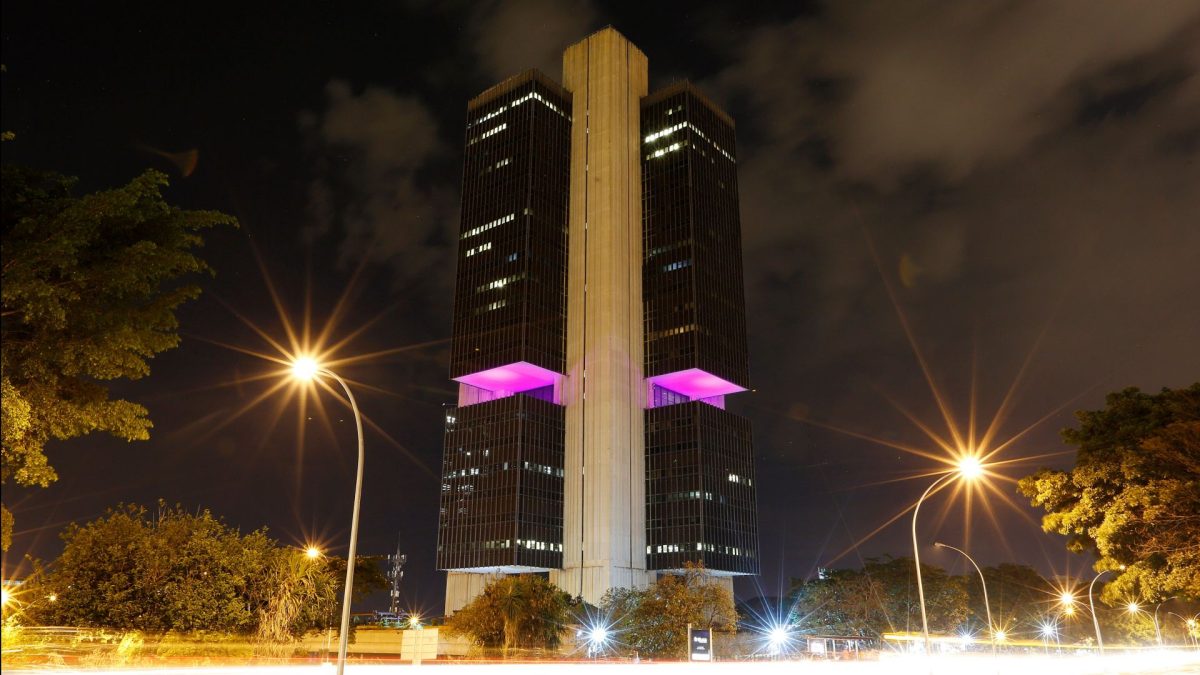 Prédio do Banco Central do Brasil pela noite