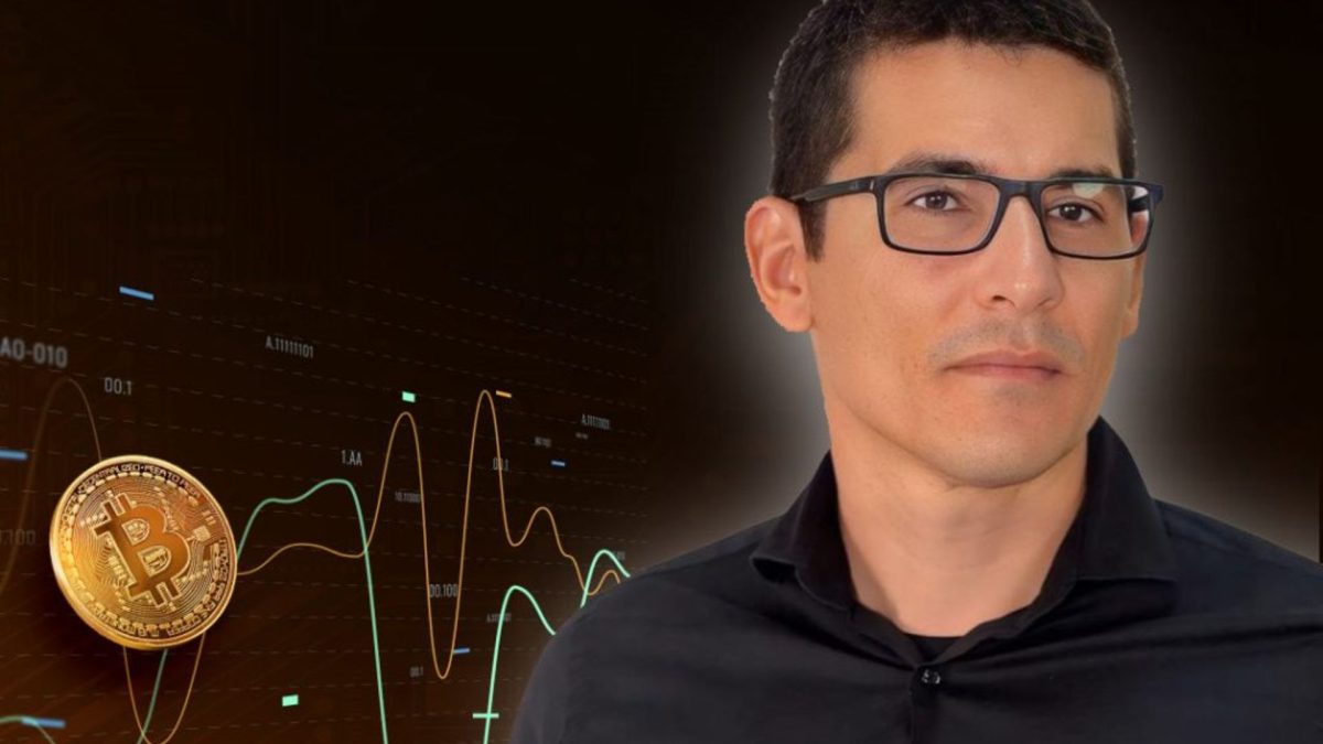 Renato Trezoitão com bitcoin ao lado