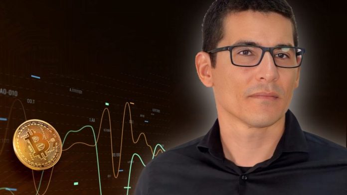 Renato Trezoitão com bitcoin ao lado