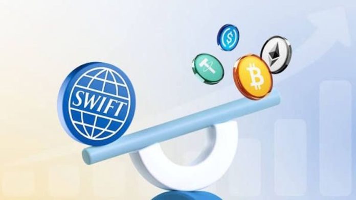 Símbolo do SWIFT em balança com bitcoin e criptomoedas blockchain