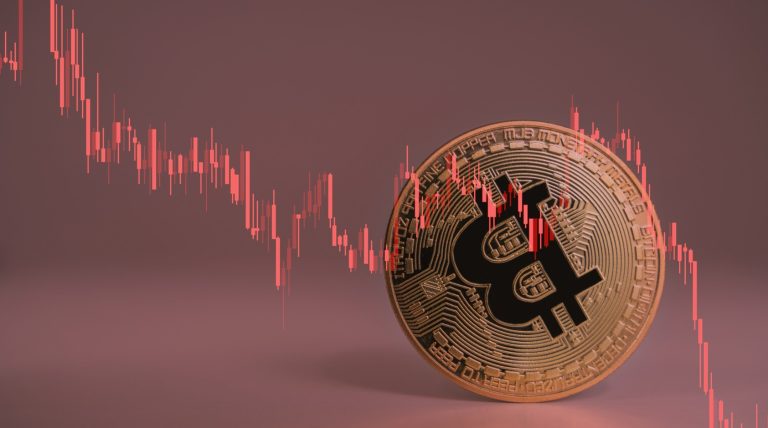 Bitcoin inicia novembro em queda e liquida mais de 300 mil traders