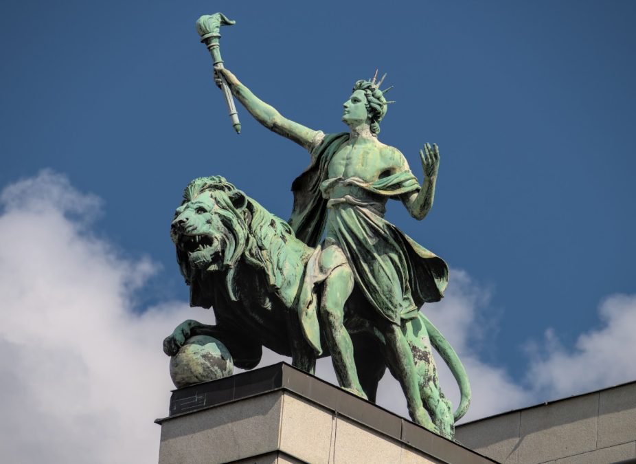 Escultura em Banco Central da República Tcheca.