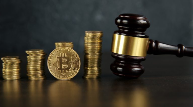Martelo da justiça e moedas de Bitcoin