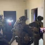Polícia russa invadindo imóvel de suspeito