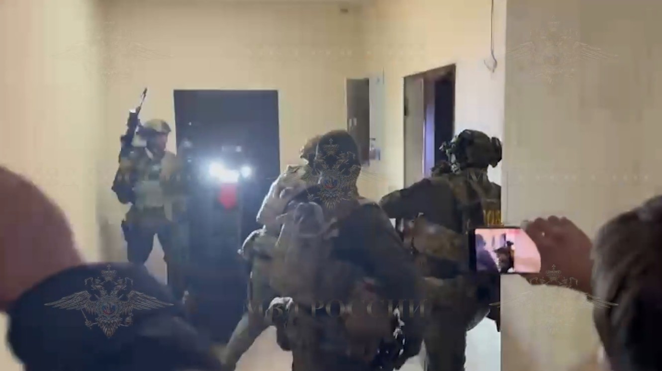 Polícia russa invadindo imóvel de suspeito