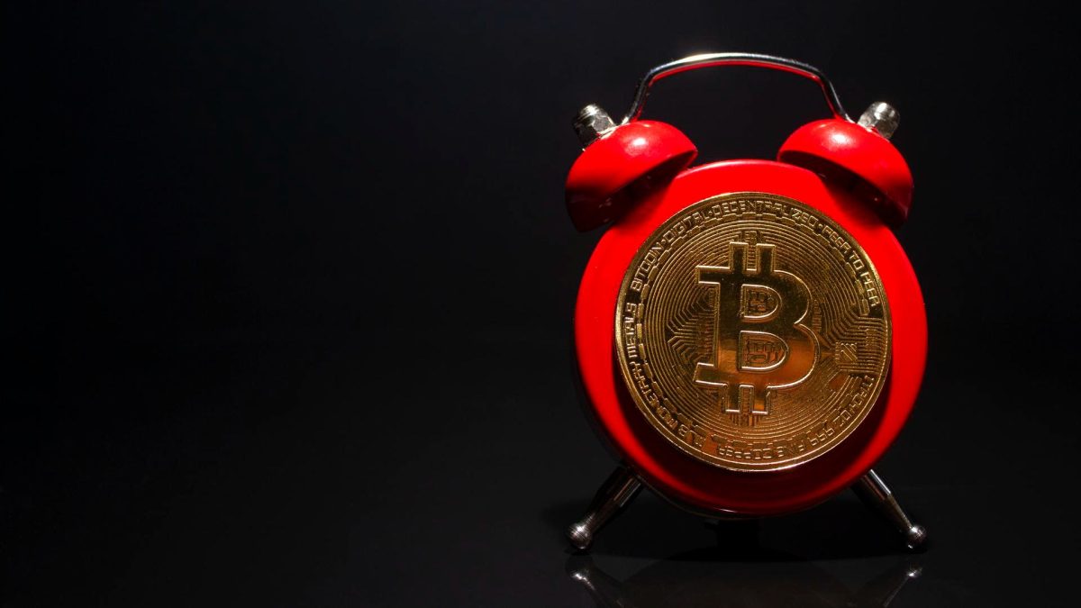 Bitcoin em frente a relógio regulação corretoras exchanges