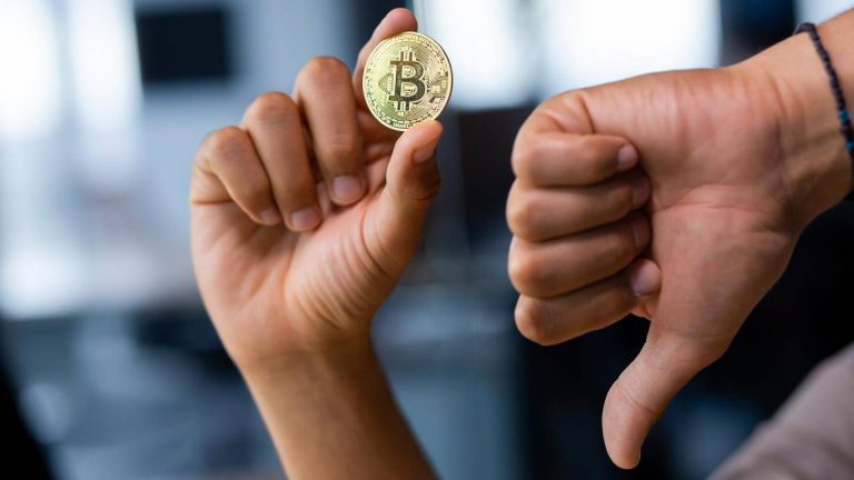 Bitcoin em mão, sinal de negativo na outra mão SEC