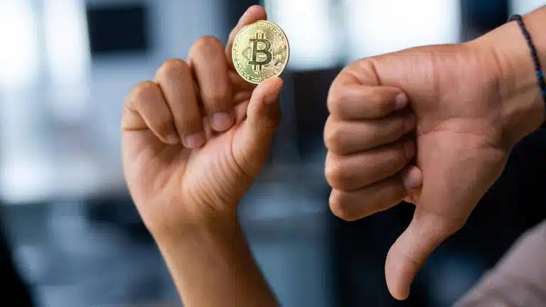 Bitcoin em mão, sinal de negativo na outra mão SEC