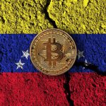Bitcoin sobre bandeira da Venezuela pintada em muro quebrado