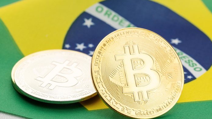 Bitcoin sobre bandeira do Brasil Mercado Bitcoin