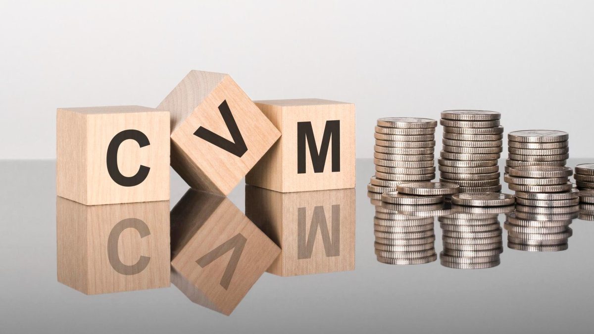 Blocos com a imagem das letras CVM ao lado de moedas