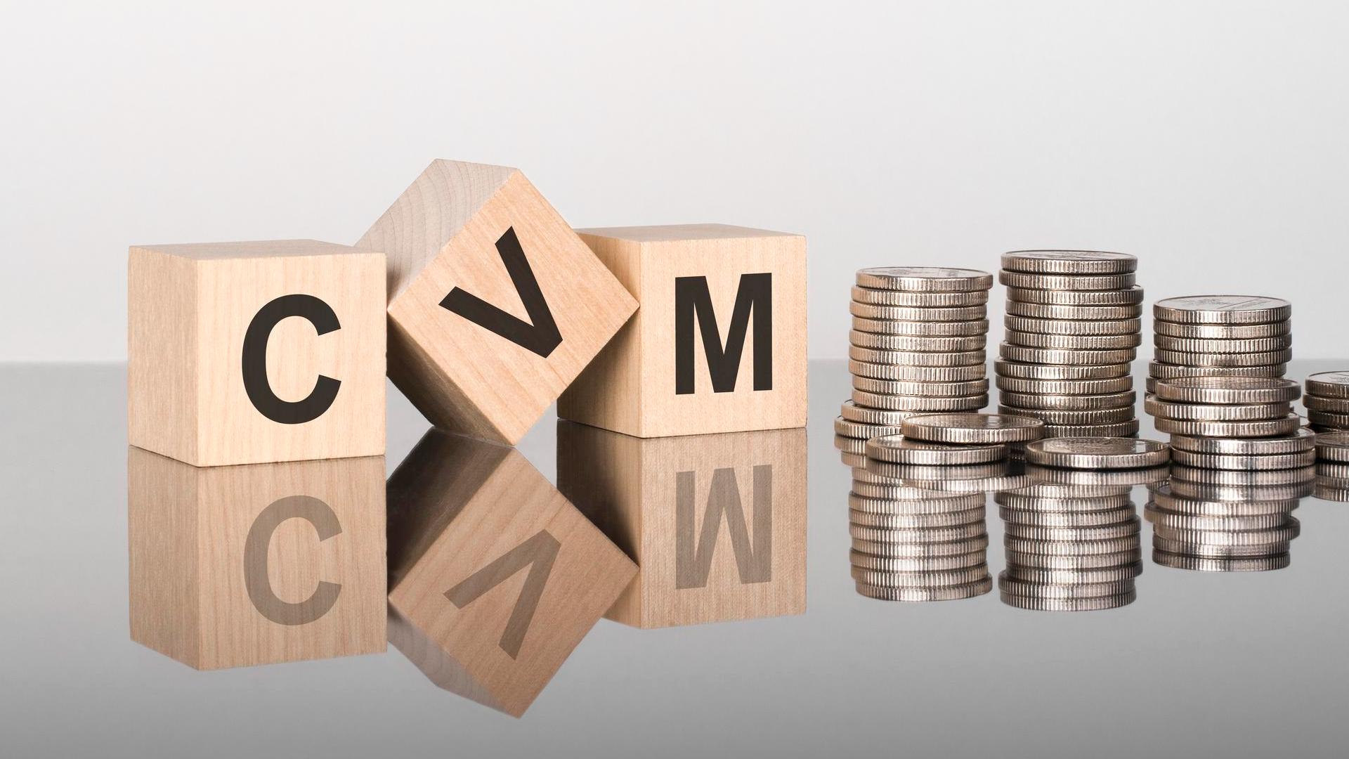 Blocos com a imagem das letras CVM ao lado de moedas