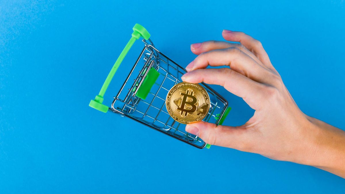 Carrinho de compras com bitcoin em verde