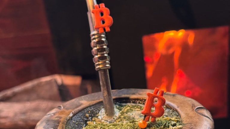 Chimarrão em homenagem ao bitcoin em Rolante