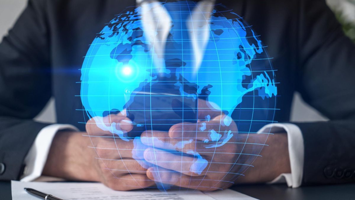 Executivo com celular em mapa próximo