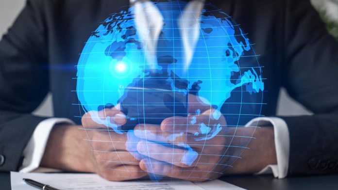 Executivo com celular em mapa próximo