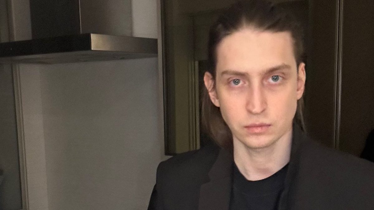 Felca olhando sério CPI da Íris e criptomoedas Worldcoin